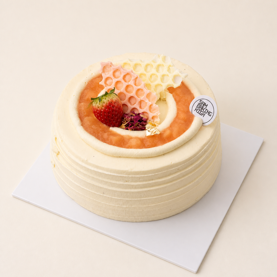 Sam Baking High Oolong & Peach cake with a cream finish and fruit decoration